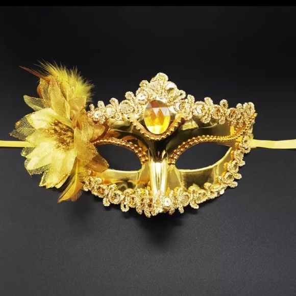 ✨MYSTIQUE✨MOLDED PLASTIC GOLD OR SILVER MASK - Picture 5 of 15
